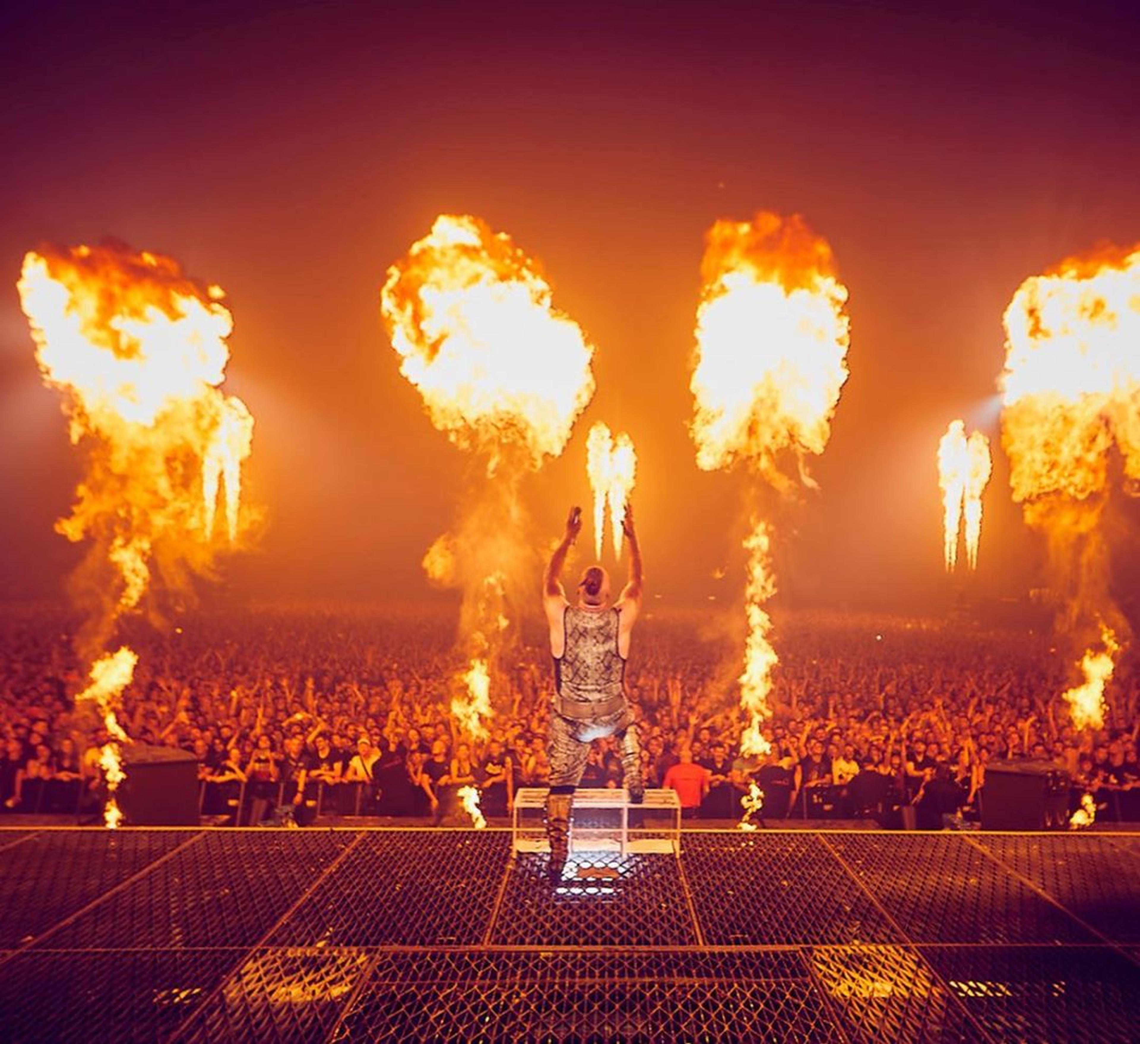 Till Lindemann auf der Bühne mit Feuer